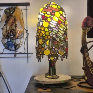 Lampă Tiffany Barb lucrată manual, cu design multicolor