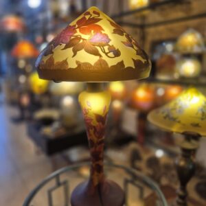 Lampă Gallé Bordeaux cu motive florale și lumină caldă